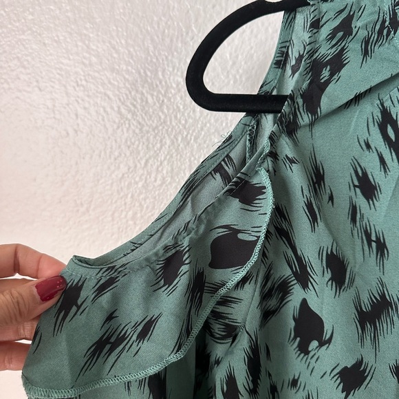 Green Cold Shoulder Lightweight Long Sleeves Medium Top Brand New - Picture 3 of 5